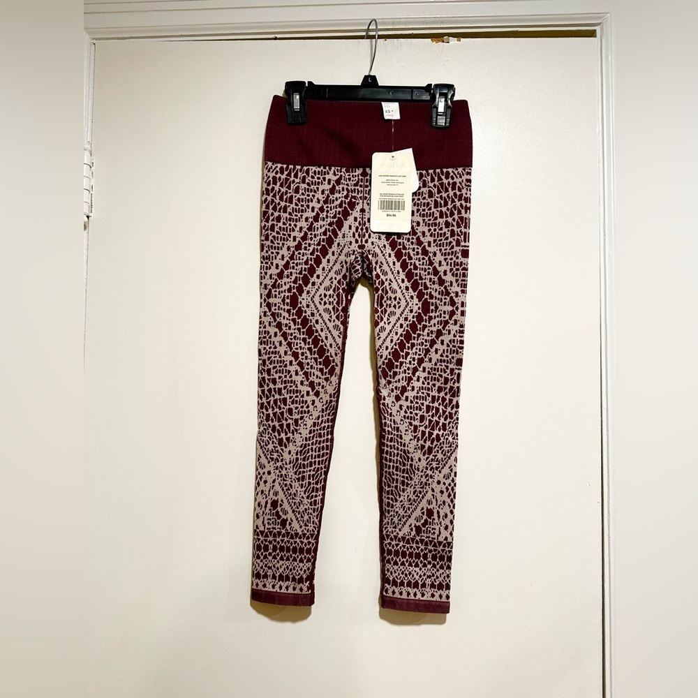 Fabletics Womens High Waisted Seamless Lace Capri Leggings Sz: XS Burgundy.